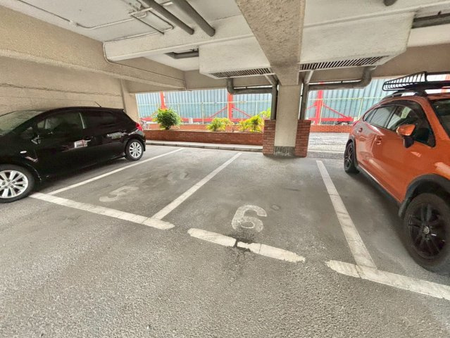 ビラ土山の駐車場