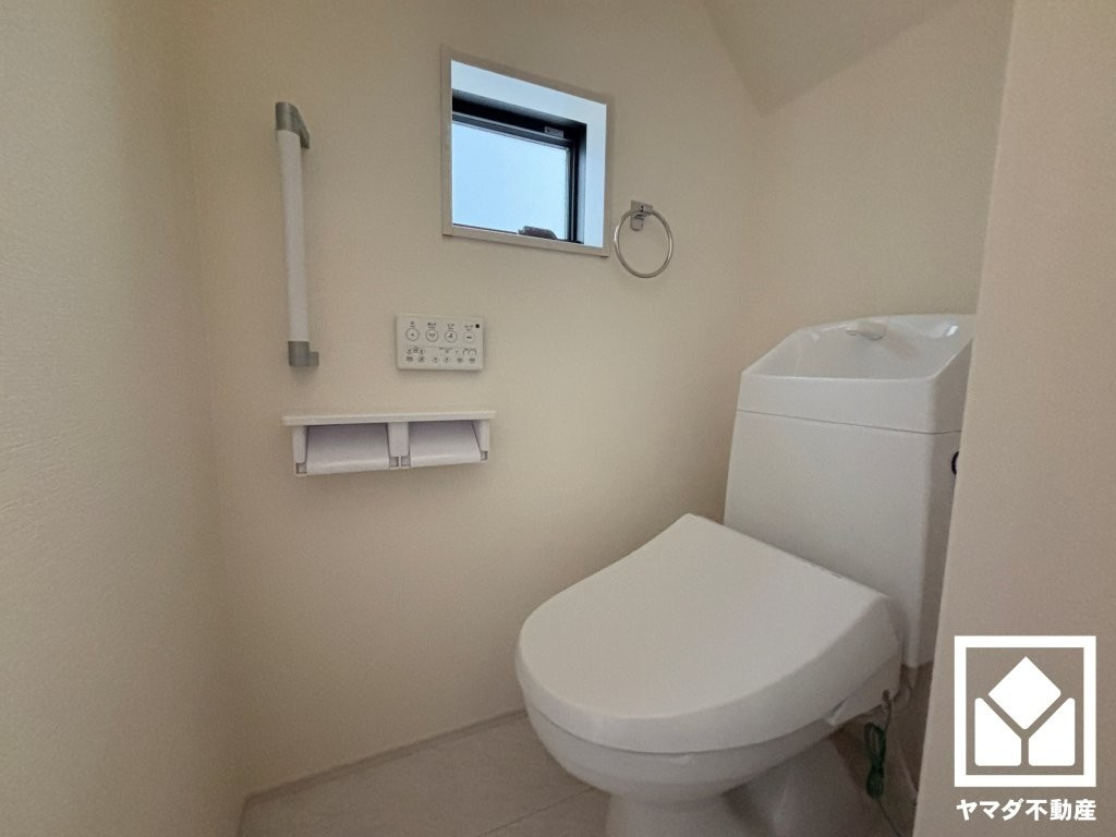 尼崎市南初島町　1号棟のトイレ|トイレが1階と2階にあるので、朝の忙しい時間にも混雑せず快適です。2連トイレットペーパーホルダーなのでお取替えの手間が軽減できます。手すりがございますので、立ち座りも楽になります。