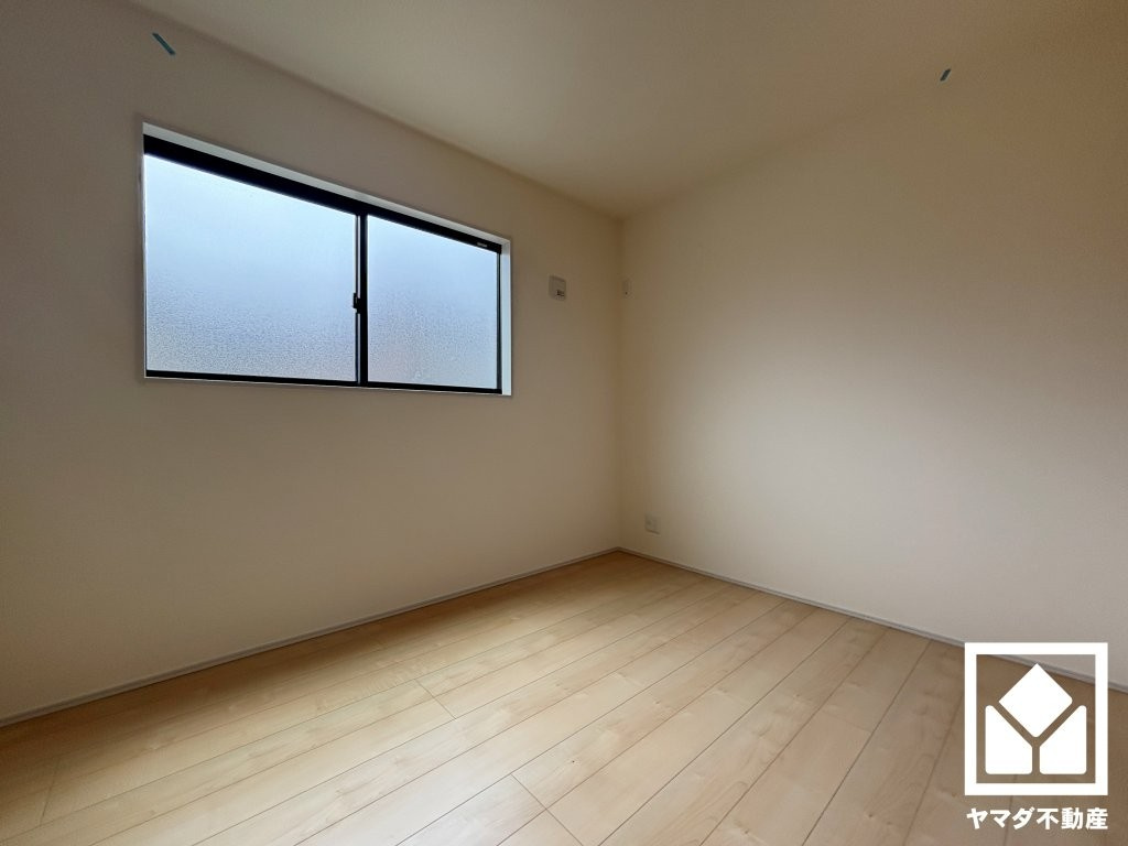 尼崎市南初島町　1号棟の寝室|約5.2帖の2階西側洋室です。全居室に窓がございます。明るい陽光がたっぷり差し込む心地よい生活空間です。