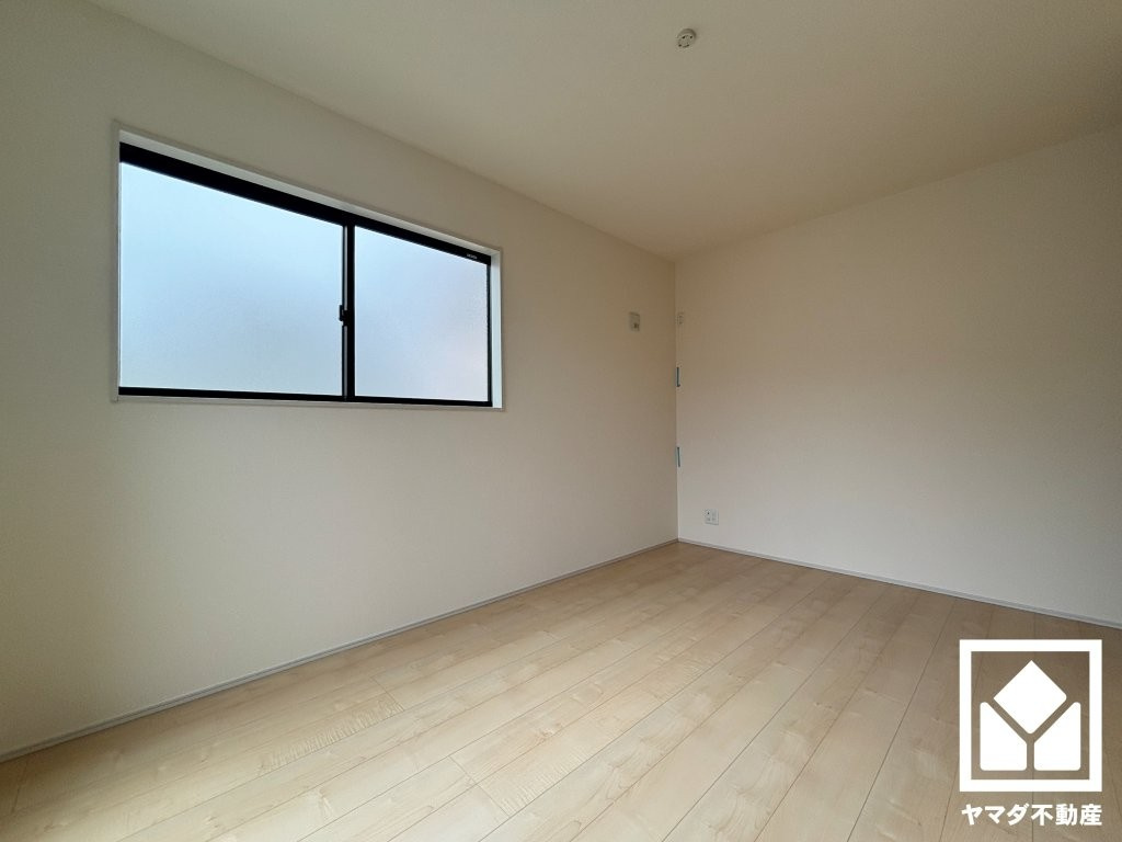 尼崎市南初島町　1号棟の子供部屋|約7.2帖の洋室です。お子様のお部屋などにも丁度良い広さです。独立した居室なのでプライベートな時間をゆったり過ごせそうです。