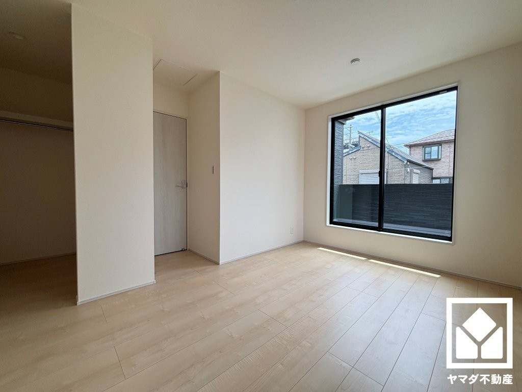 尼崎市南初島町　1号棟の子供部屋|バルコニーにつながるお部屋で、通風・陽当たり良好。全居室フローリングでお掃除もラクラクです。