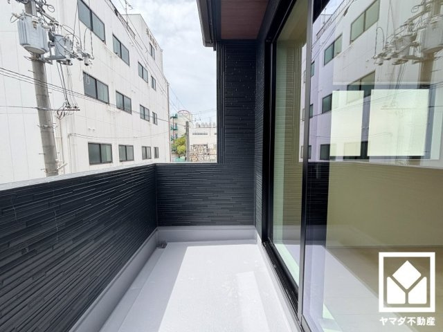 尼崎市南初島町　1号棟のバルコニー|南向きバルコニーで陽当たり、風通し良好。奥行きがあり広々としているため、お洗濯物をたっぷりと干す事ができます。