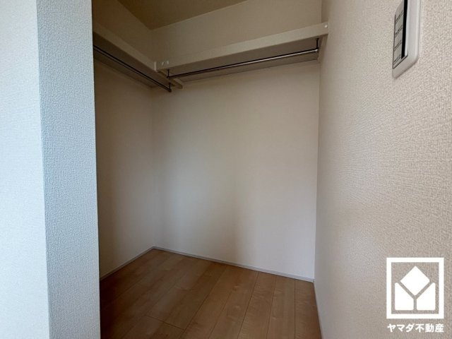 尼崎市南初島町　1号棟の収納|収納力豊富なウォークインクローゼットが2か所ございます。お洋服はもちろん、スーツケースなどの大物もしっかり収納できます。