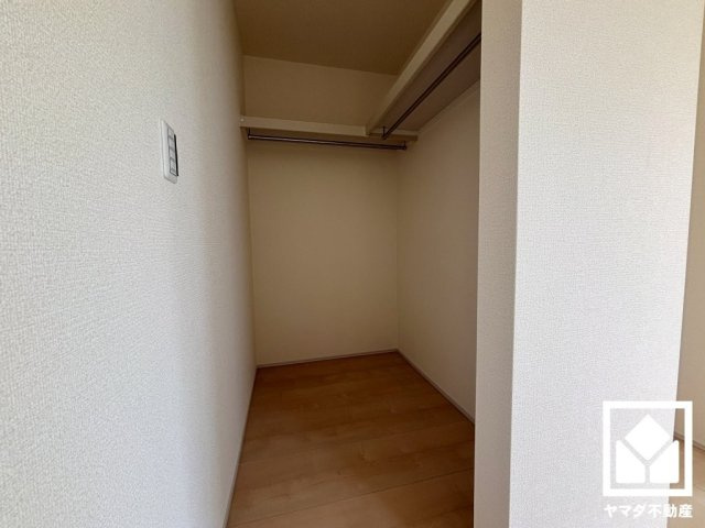 尼崎市南初島町　1号棟の収納|新たに家具を買わなくても良いので、ハンガーパイプ付きのクローゼットは嬉しいですね。