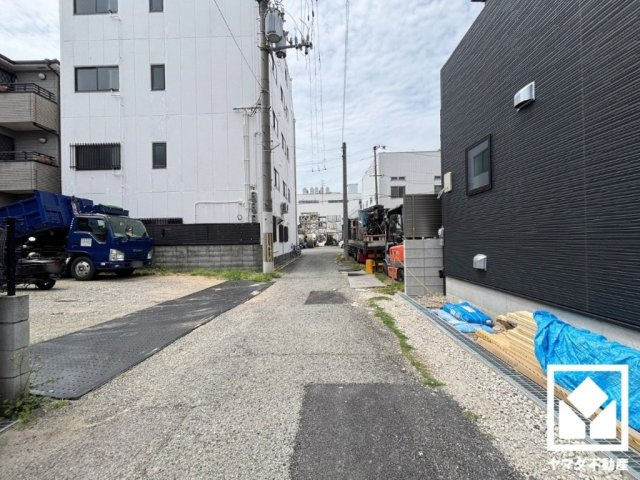 尼崎市南初島町　1号棟の前面道路含む現地写真|安心して長く快適にお住まいいただける、長期優良住宅です。高い耐震性、省エネルギー性、劣化対策など、長期にわたって快適に住むための対策が施されています。