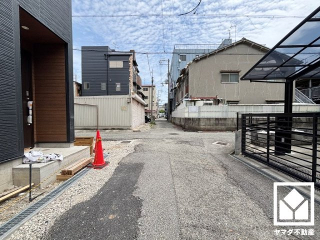 尼崎市南初島町　1号棟の前面道路含む現地写真|3段階中最も高いレベルの耐震等級3を取得。災害復興拠点に求められる水準の耐震性を備えた住宅で、安心してお住まいいただけます。