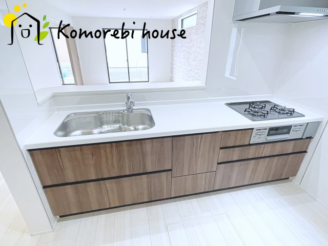 さいたま市見沼区御蔵　９期　新築一戸建て　グラファーレ　01のキッチン|コンパクトなキッチンで掃除もラクラク