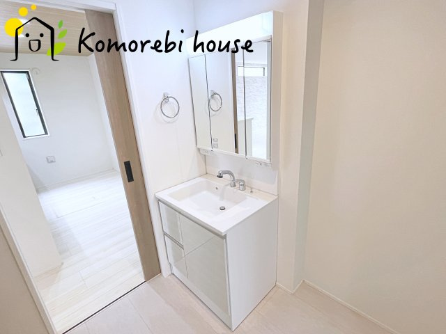 さいたま市見沼区御蔵　９期　新築一戸建て　グラファーレ　01の独立洗面台|独立洗面台で身支度をすべて済ませてしまいましょう