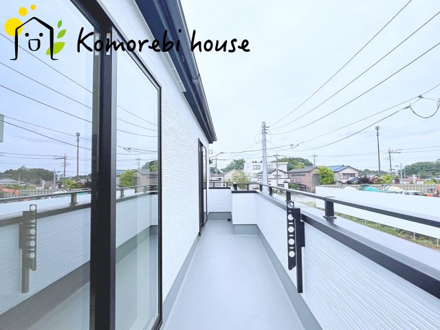 さいたま市見沼区御蔵　９期　新築一戸建て　グラファーレ　01のバルコニー|開放的で明るい空間を演出してくれるバルコニーです