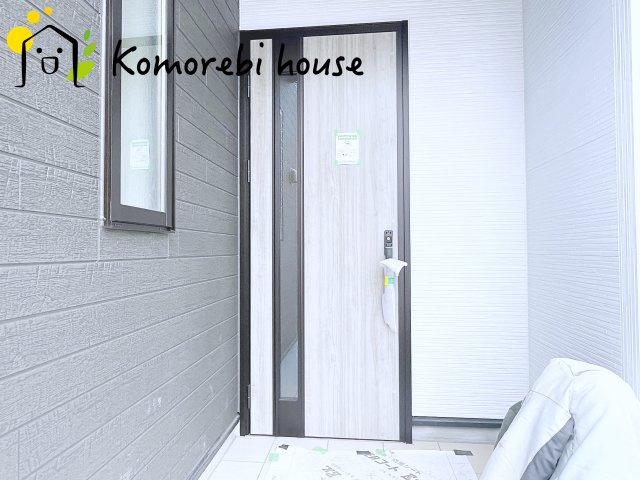 さいたま市見沼区御蔵　９期　新築一戸建て　グラファーレ　01の玄関|明るい玄関です