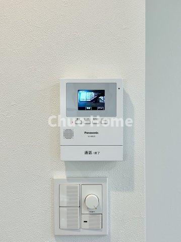 新大橋永谷マンションのセキュリティ|【モニターホン】誰が来たかすぐにわかるカラーモニター付きインターホン。通話ボタンを押すまでは室内の音は漏れていませんので相手を確かめてから応対できます。