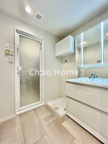 新大橋永谷マンションの脱衣所|【洗面所】明るい洗面所は朝をすっきりさせてくれる空間です。バタバタしている忙しい朝でも収納が多い洗面台では短い時間で効率良く支度ができます。