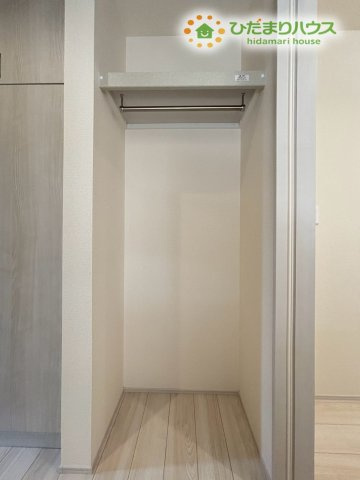 熊谷市拾六間　第6　新築一戸建て　リーブルガーデン　01の収納|玄関ホールには、ポール付きの棚も備えられていて、 コートを掛けたり、外出時に必要なものも一時置きが出来るので、お出かけ前の身支度も玄関でスムーズに整えられます♪ 便利な収納です！