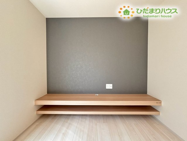 熊谷市拾六間　第6　新築一戸建て　リーブルガーデン　01の内装|リビングの一角には、テレビボードとして使える、おしゃれなデザインの造作棚を設置しました! お気に入りのインテリア小物を飾ったり、観葉植物を置いたりして、あなた好みのリビング空間を演出できます♪
