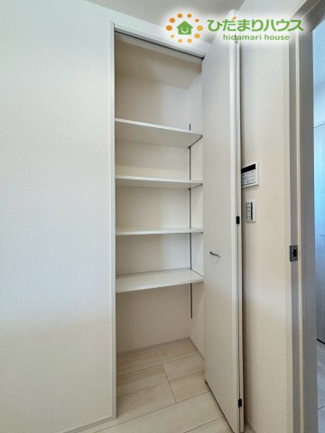 熊谷市拾六間　第6　新築一戸建て　リーブルガーデン　01の収納|キッチン横には、可動棚付きの収納を設けました! パントリーとして食料品をストックしたり、掃除道具を収納したり、様々な用途に使えます♪ 生活感のあるものをすっきりと隠せるので、リビングが綺麗に保てます♪