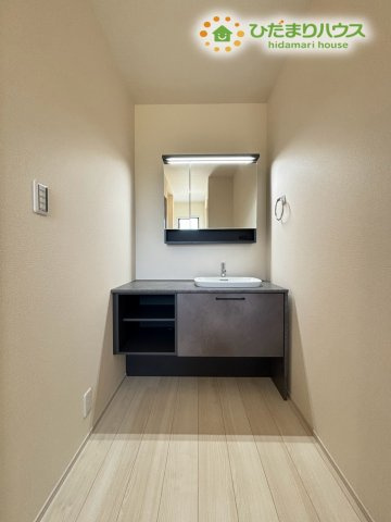 熊谷市拾六間　第6　新築一戸建て　リーブルガーデン　01の独立洗面台|スタイリッシュなデザインの独立洗面台です! 造り付けのシンク棚の下は開放的な造りになっており、洗面台周りをすっきりと保てます♪ ワイド鏡で朝の忙しい時間も、快適に身支度ができるので嬉しいですね♪