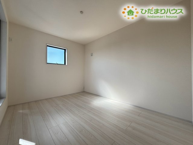 熊谷市拾六間　第6　新築一戸建て　リーブルガーデン　01の寝室|明るい日差しが差し込む主寝室です! 広い空間なので、大きなダブルベッドを置いてもゆとりがあります♪ 落ち着いた雰囲気で、一日の疲れを癒すことができる、リラックスできるプライベートな空間です♪