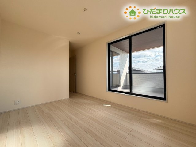 熊谷市拾六間　第6　新築一戸建て　リーブルガーデン　01の寝室|主寝室には、大容量のウォークインクローゼットとインナーバルコニーが隣接しています! お洋服をたっぷりと収納でき、朝の身支度もスムーズに整えられます♪ バルコニーで風を感じながら休憩もできますね♪