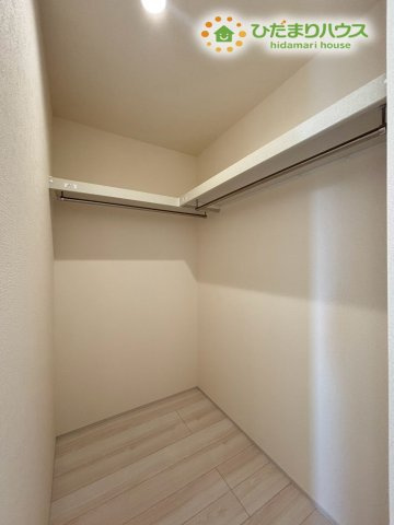 熊谷市拾六間　第6　新築一戸建て　リーブルガーデン　01の収納|主寝室に備えられた広いウォークインクローゼットです! お洋服だけでなく、季節ものの布団やスーツケースなど、大きな荷物もたっぷりと収納できます♪ お部屋をすっきりと保てるので、嬉しい収納空間です♪