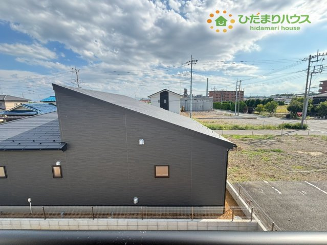 熊谷市拾六間　第6　新築一戸建て　リーブルガーデン　01の展望|バルコニーからは、閑静な住宅街を一望できます! 窓が多く、風通しが良いので、毎日を快適に過ごせますよ♪ 晴れた日には、青空を眺めながらバルコニーでリラックスすることもできて、気分がリフレッシュします♪