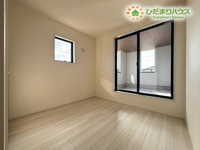 熊谷市拾六間　第6　新築一戸建て　リーブルガーデン　01の子供部屋|バルコニーに隣接する洋室は、大きな窓で明るく、クローゼットも完備! お子様部屋としてベッドやデスクを置くのにちょうど良い広さです♪ シンプルで、どんなインテリアにも馴染むお部屋です♪