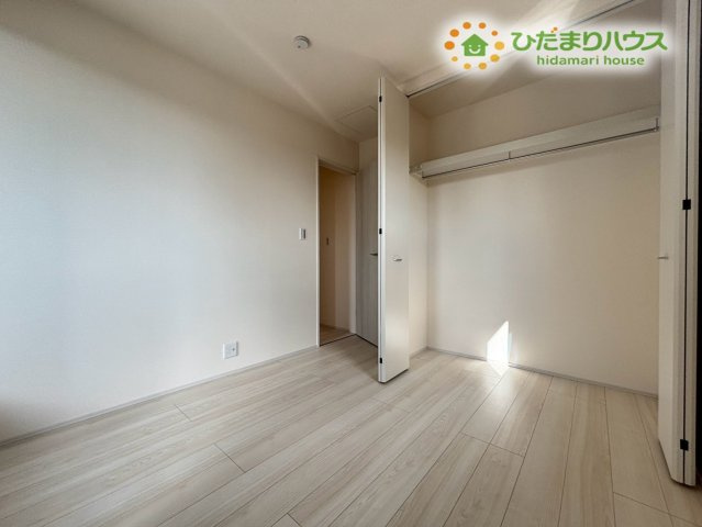 熊谷市拾六間　第6　新築一戸建て　リーブルガーデン　01の子供部屋|北側の洋室も明るく、クローゼットが付いているので、お洋服や小物をすっきりと収納できます! 約5.2帖の広さがあり、ベッドやデスクを置いてもゆとりがあります♪ 落ち着いた雰囲気で、勉強に集中できます♪
