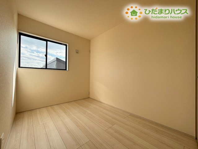 熊谷市拾六間　第6　新築一戸建て　リーブルガーデン　01の洋室|明るい日差しが差し込む洋室です! シンプルな内装で、お部屋を自分好みの空間にアレンジできます♪ クローゼットも設置されており、お洋服をすっきりと収納可能! お子様部屋にもおすすめです