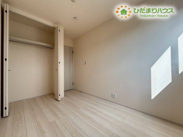熊谷市拾六間　第6　新築一戸建て　リーブルガーデン　01の洋室|採光がたっぷり差し込む、明るい洋室です♪ クローゼットが付いているので、お洋服や小物をすっきりと収納できます! 窓からは心地よい風も通るので、快適に過ごせる空間です♪ 子供部屋にぴったり!