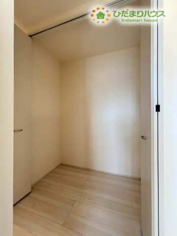 熊谷市拾六間　第6　新築一戸建て　リーブルガーデン　01の収納|2階の廊下には、大容量の収納スペースを設けました! お掃除道具を収納したり、日用品をストックしたり、様々な用途に使えます♪ 生活感のあるものをすっきりと隠せるので、家の中が綺麗に保てますよ♪