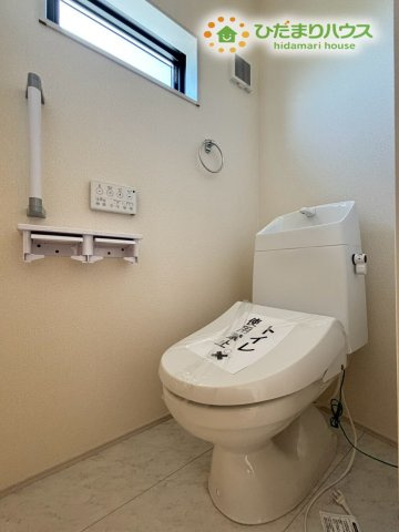 熊谷市拾六間　第6　新築一戸建て　リーブルガーデン　01のトイレ|明るく清潔感のあるトイレが設置されています♪ 小窓が設置されており、クリーンな空気を換気できるので、清潔で快適な生活をお過ごしいただけます!2階にも手すりが完備されているのでお子様にも安心です♪ 