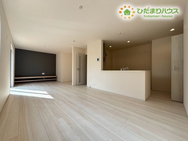 熊谷市拾六間　第6　新築一戸建て　リーブルガーデン　01の居間・リビング|21.5帖のLDKです♪ 南向きの窓からたっぷりと明るい光が差し込み、開放的な空間で家族みんながリラックスできます! 家族が集まる、心地よいリビングダイニングになること間違いなしです♪