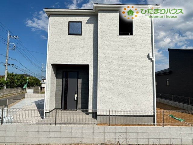 熊谷市拾六間　第6　新築一戸建て　リーブルガーデン　01の外観|外観は、落ち着いた色合いのタイル調アクセントを取り入れた、モダンなデザインです! 窓が多く、室内は明るく風通しが良いので、快適に過ごせます♪ 閑静な住宅街で、毎日の生活を楽しんでいただけますよ♪