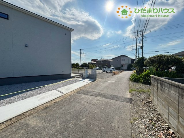熊谷市拾六間　第6　新築一戸建て　リーブルガーデン　01の前面道路含む現地写真|幅員が広く、車の出し入れもスムーズな前面道路です♪ 交通量が少ないので、お子様とのお散歩も安心ですね! 閑静な住宅街で、落ち着いた環境で新しい生活をスタートさせることができますよ♪