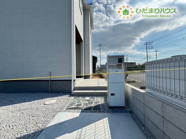熊谷市拾六間　第6　新築一戸建て　リーブルガーデン　01の設備|玄関前には、門柱が設置されています! 宅配ボックスが付いているので、不在時でも荷物を受け取ることができます♪ 駐車場スペースを確保しており、来客時も安心して車を停めていただけます♪