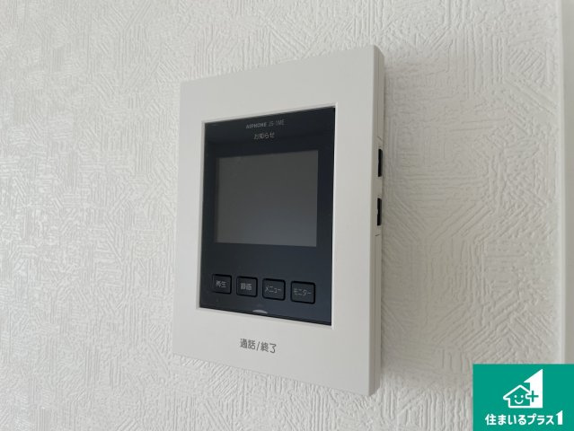 東近江市今町　第3期　新築一戸建ての防犯設備|カラーモニターインターホン！声だけでなく来訪者の姿や顔がモニターで確認できるので、小さなお子様がいらっしゃるご家庭でも安心できます！
