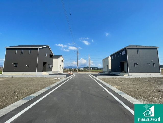東近江市今町　第3期　新築一戸建ての前面道路含む現地写真|周辺は閑静な住宅街！前面道路広々で車の出し入れも便利です。駐車が苦手な方でも安心して車庫入れできます！