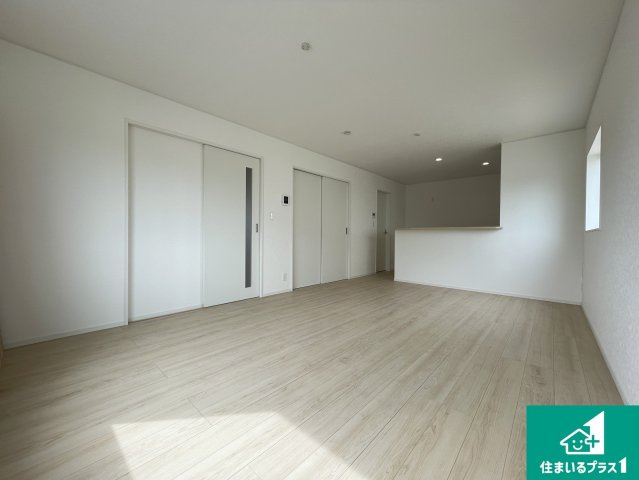 東近江市今町　第3期　新築一戸建ての居間・リビング|シンプルなリビングは、観葉植物等のインテリアを楽しめますね！パパ好みにも、ママ好みにも家具次第で雰囲気を変えることができます！