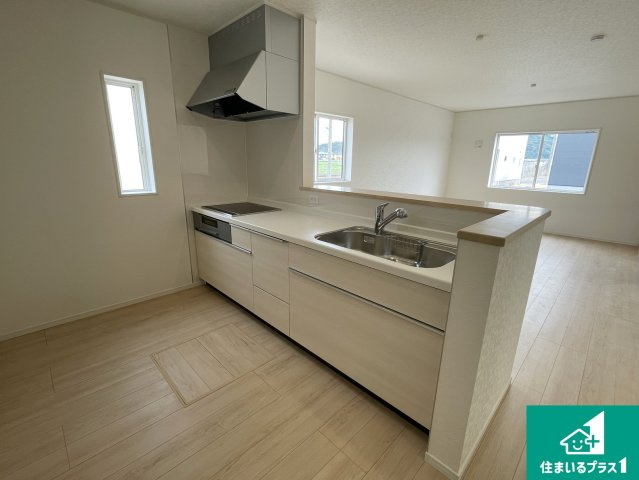 東近江市今町　第3期　新築一戸建てのキッチン|リビングと統一感があり、使い勝手のいいキッチン。広々としているので、二人並んで作業が出来ちゃいます。お子様と一緒に色々なお料理に挑戦できるスペースがあります。

