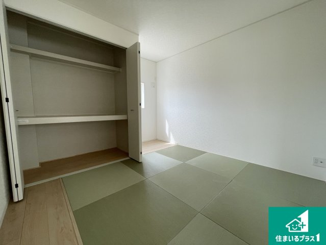 東近江市今町　第3期　新築一戸建ての和室|一室あると便利な和室は客間としてだけでなく、小さなお子様のプレイルームや食後のくつろぎスペースとしてもご利用いただけます。収納もついていますので大活躍間違いなし！