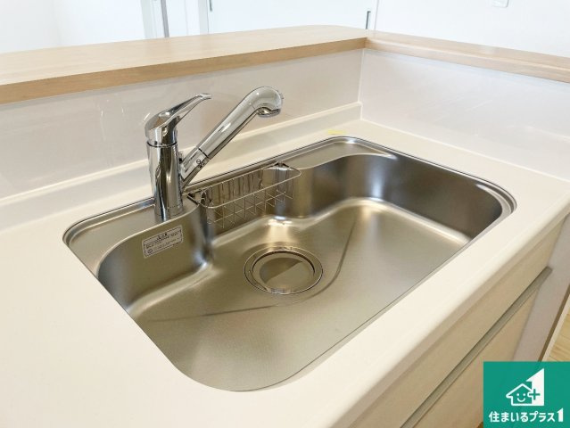 東近江市今町　第3期　新築一戸建てのその他|蛇口の先端に浄水器を内蔵しています！原水と浄水、お湯と冷水、シャワーの切替えがワンタッチなので用途によって使い分けられます。