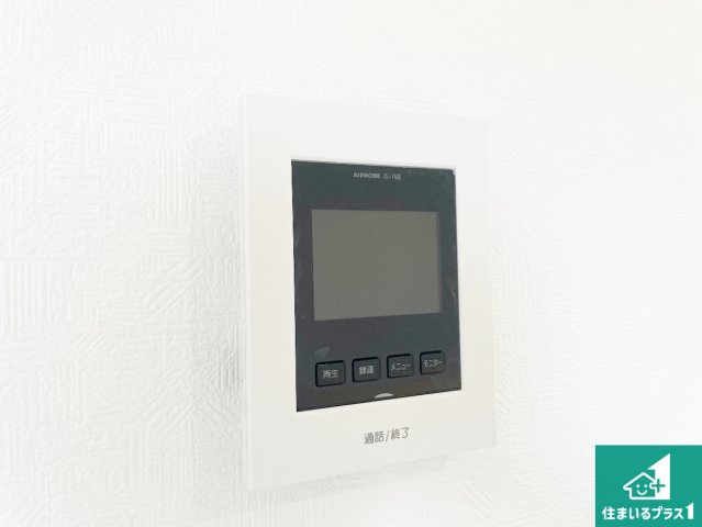東近江市今町　第3期　新築一戸建ての防犯設備|カラーモニターインターホン！声だけでなく来訪者の姿や顔がモニターで確認できるので、小さなお子様がいらっしゃるご家庭でも安心できます！