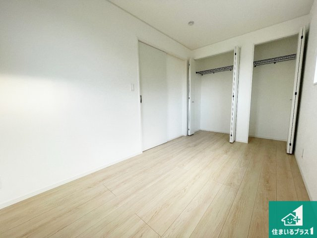 東近江市今町　第3期　新築一戸建ての洋室|ウォークインクローゼット付きで生活スペースもスッキリできます。各居室にも収納がありますので、お子様の衣類やおもちゃなどもしっかり収納できます。