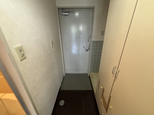 ドミトリー庚午参番館の玄関