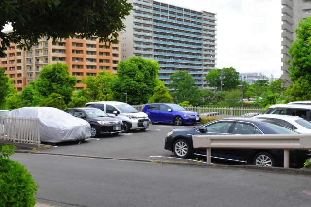 多摩市鶴牧３丁目の中古マンションの駐車場