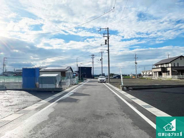 東近江市今町　第3期　新築一戸建ての前面道路含む現地写真|周辺は閑静な住宅街！前面道路広々で車の出し入れも便利です。駐車が苦手な方でも安心して車庫入れできます！