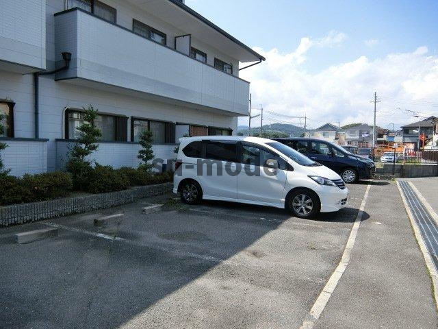 ルヴェール太田の駐車場