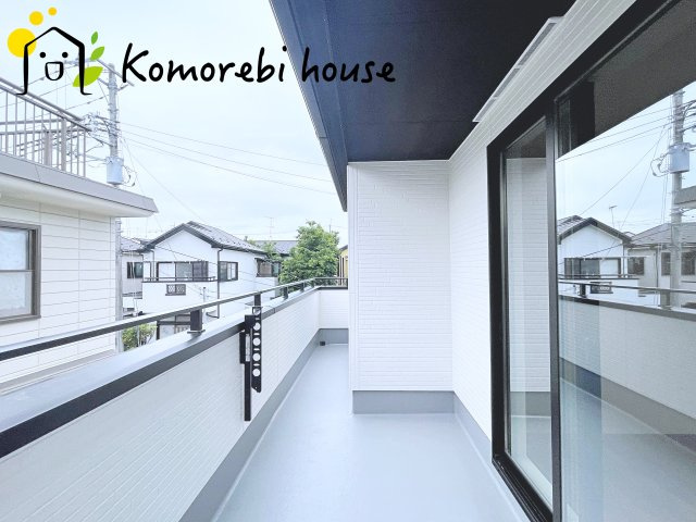 さいたま市見沼区御蔵　９期　新築一戸建て　グラファーレ　03のバルコニー|広々としたバルコニーです