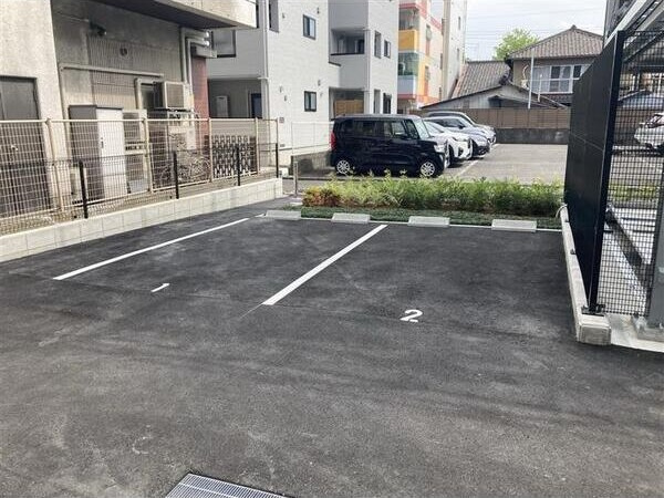 S-RESIDENCE亀島駅前ascent(アセント)の駐車場