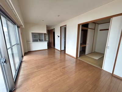 【居間・リビング】 | エバーライフ新栄町駅前参番館 | 冬場も暖かく過ごせる西向き住戸。光熱費の節約にも貢献
