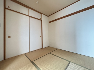 【和室】 | エバーライフ新栄町駅前参番館 | リビング横の和室は、お子様の遊び場や家事スペースに最適